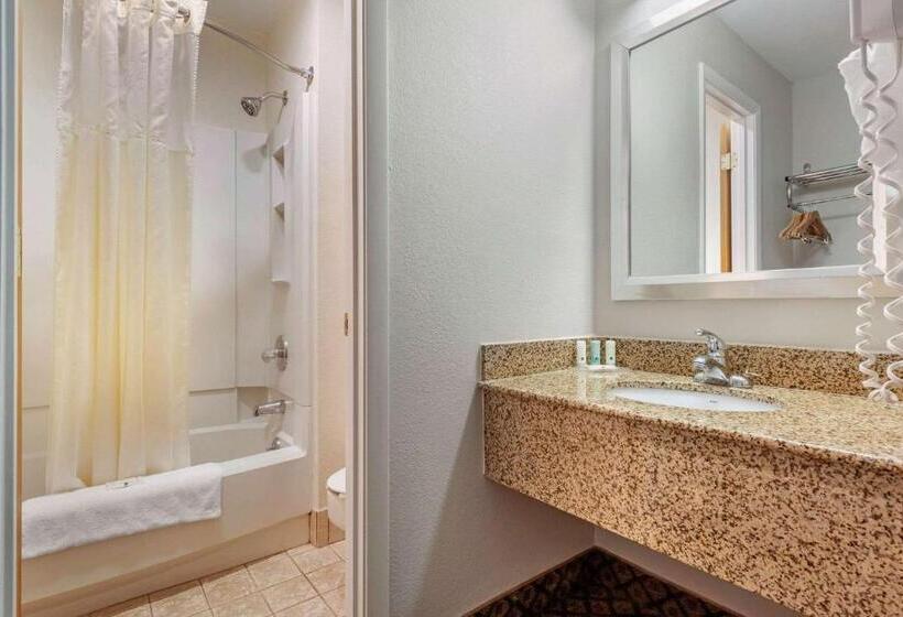 اتاق استاندارد, Quality Inn Fort Wayne