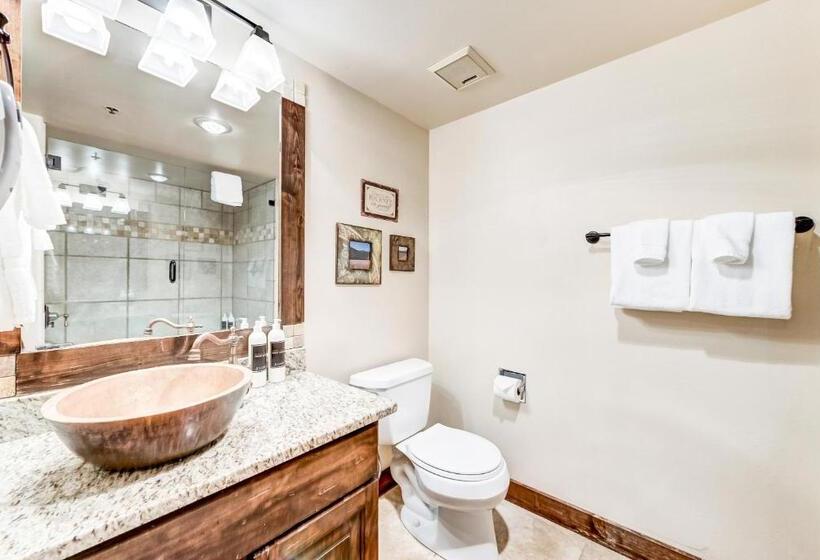 スタンダードスタジオ, Silver King By All Seasons Resort Lodging