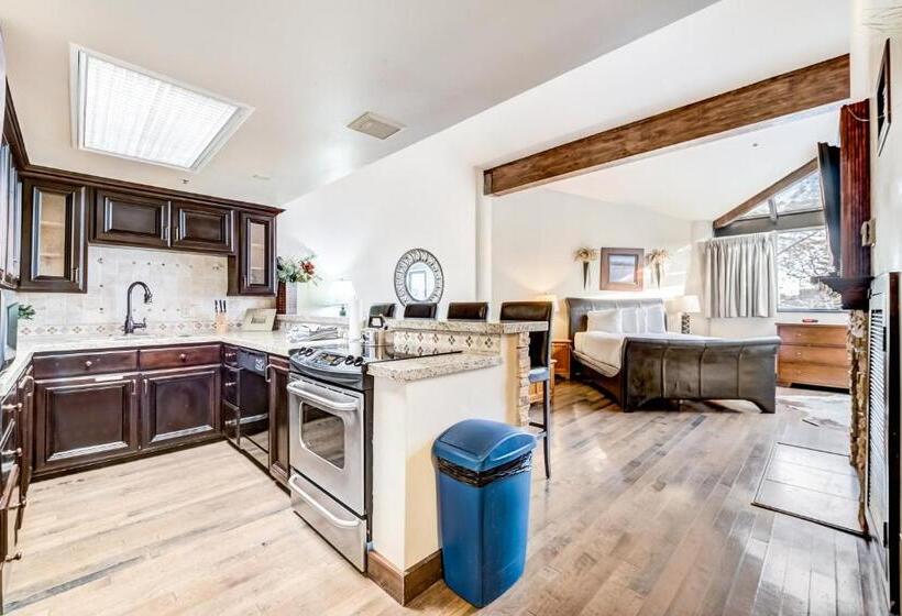 スタンダードスタジオ, Silver King By All Seasons Resort Lodging