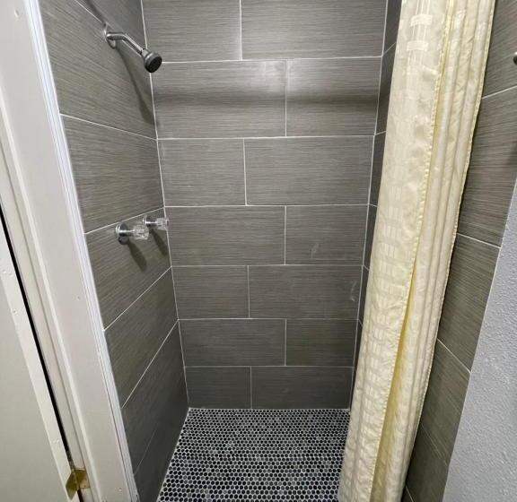 패밀리 스위트, Southwind Inn