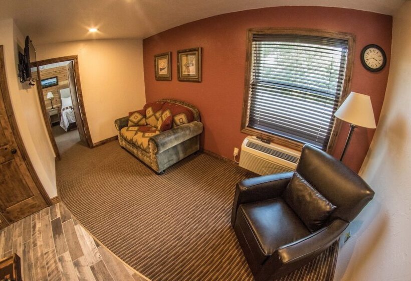 Люкс Deluxe 2 Спальни, Stagecoach Inn & Suites