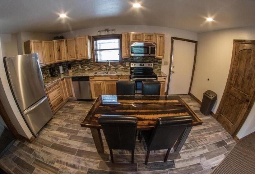 Люкс Deluxe 2 Спальни, Stagecoach Inn & Suites