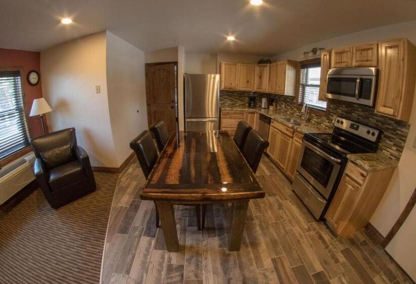 Люкс Deluxe 2 Спальни, Stagecoach Inn & Suites