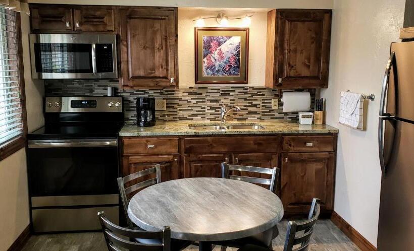 Люкс, Stagecoach Inn & Suites