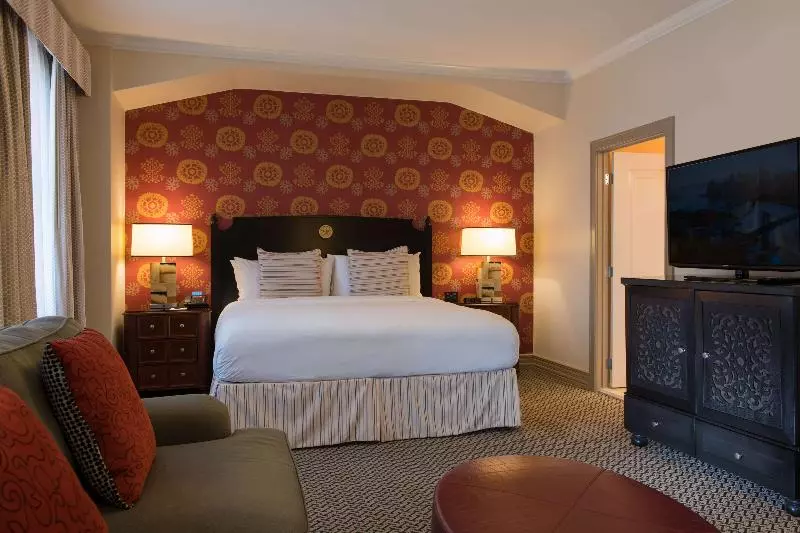 اتاق لوکس با تخت بزرگ, The Stephen F Austin Royal Sonesta