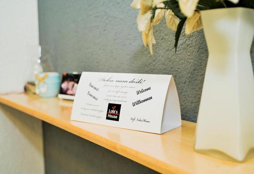 آپارتمان 3 خوابه, Lola S House