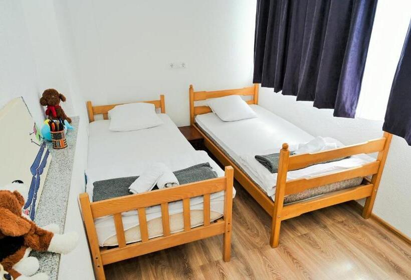 آپارتمان 3 خوابه, Lola S House