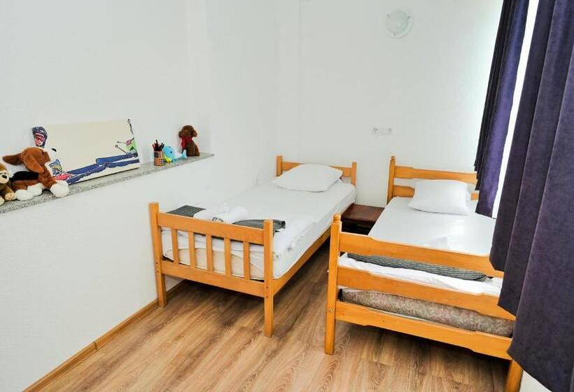 آپارتمان 3 خوابه, Lola S House