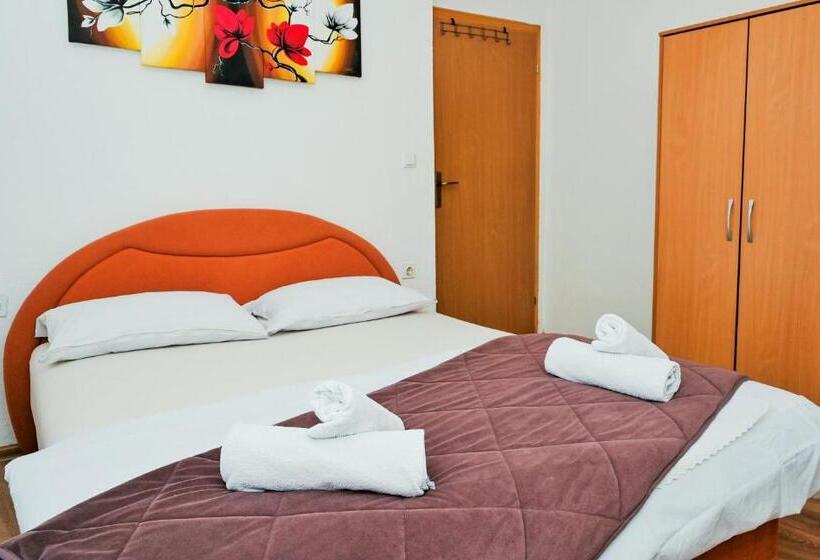 آپارتمان 3 خوابه, Lola S House