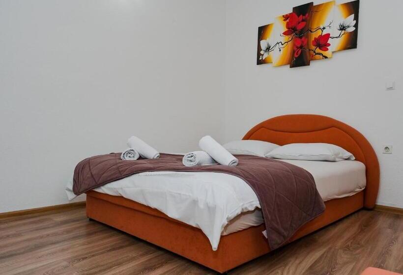 آپارتمان 3 خوابه, Lola S House