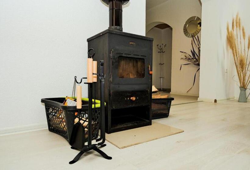 آپارتمان 3 خوابه, Lola S House