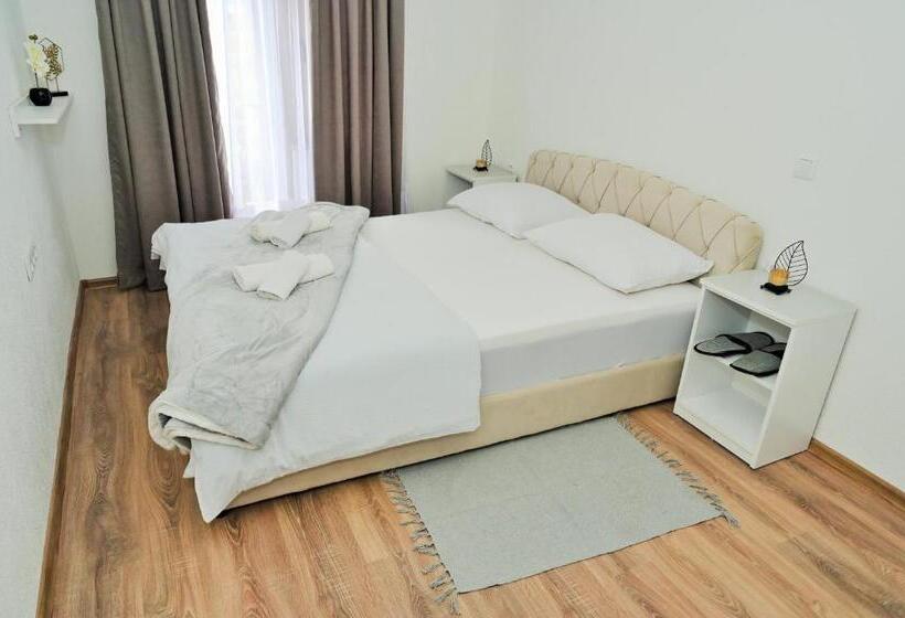 آپارتمان 1 خوابه با بالکن, Lola S House