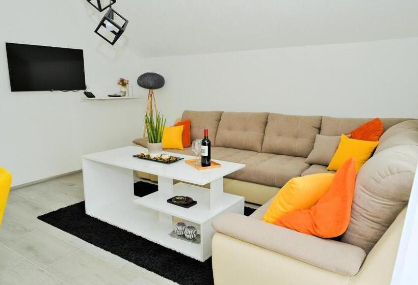 آپارتمان 1 خوابه با بالکن, Lola S House