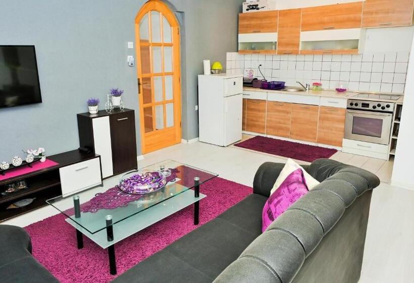 آپارتمان 3 خوابه, Lola S House