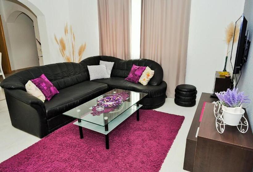 آپارتمان 3 خوابه, Lola S House