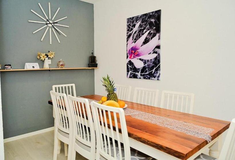 آپارتمان 3 خوابه, Lola S House