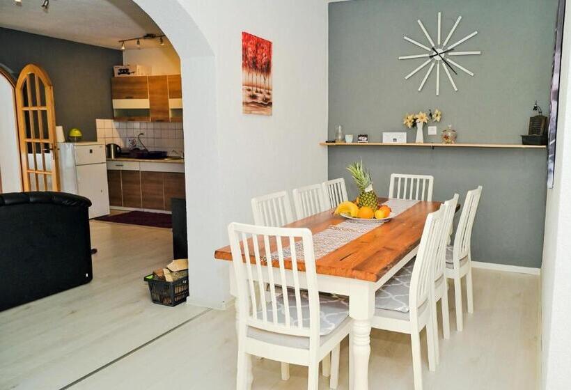 آپارتمان 3 خوابه, Lola S House