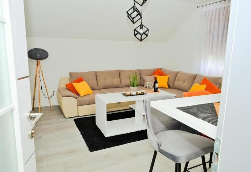 آپارتمان 1 خوابه با بالکن, Lola S House