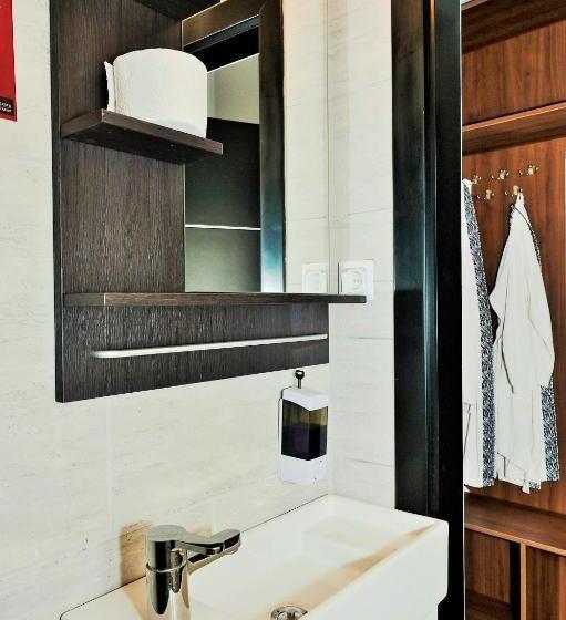 اتاق سوپریور, Lola S House