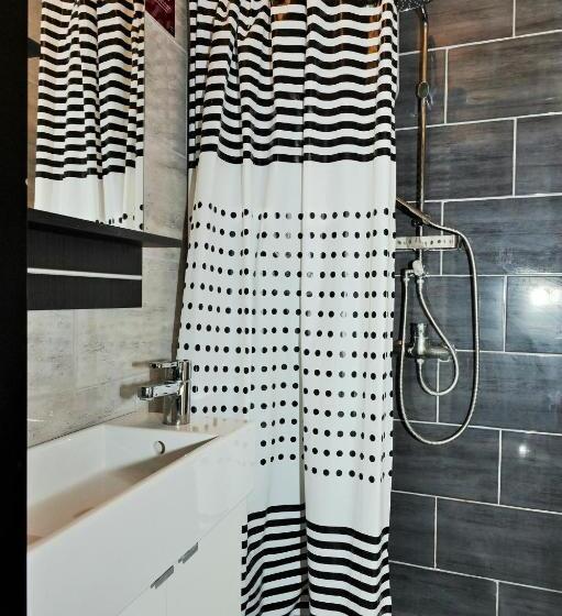 اتاق سوپریور, Lola S House