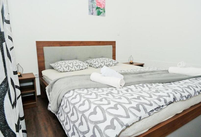 اتاق سوپریور, Lola S House