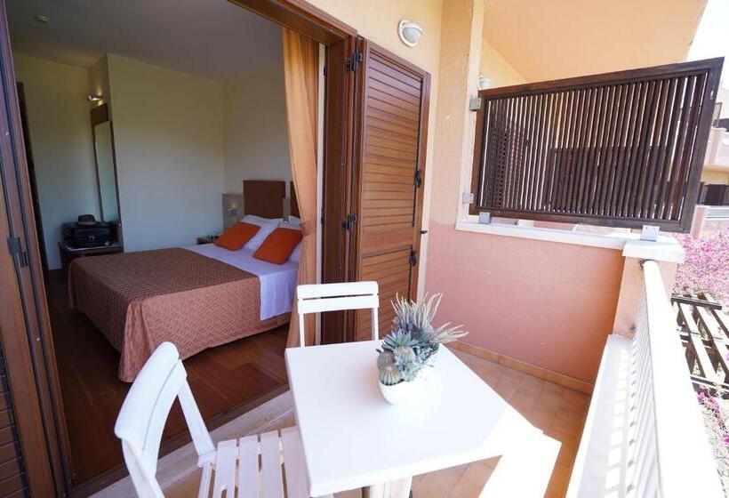 اتاق استاندارد با چشم‌انداز استخر, Valtur Otium Resort