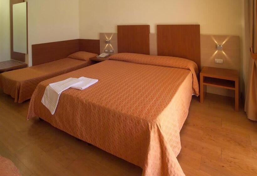اتاق استاندارد سه تخته با چشم‌انداز استخر, Valtur Otium Resort
