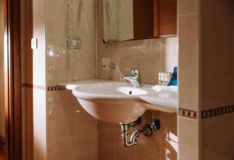 اتاق یک تخته با چشم‌انداز استخر, Valtur Otium Resort