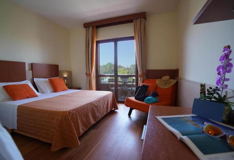 اتاق یک تخته با چشم‌انداز استخر, Valtur Otium Resort