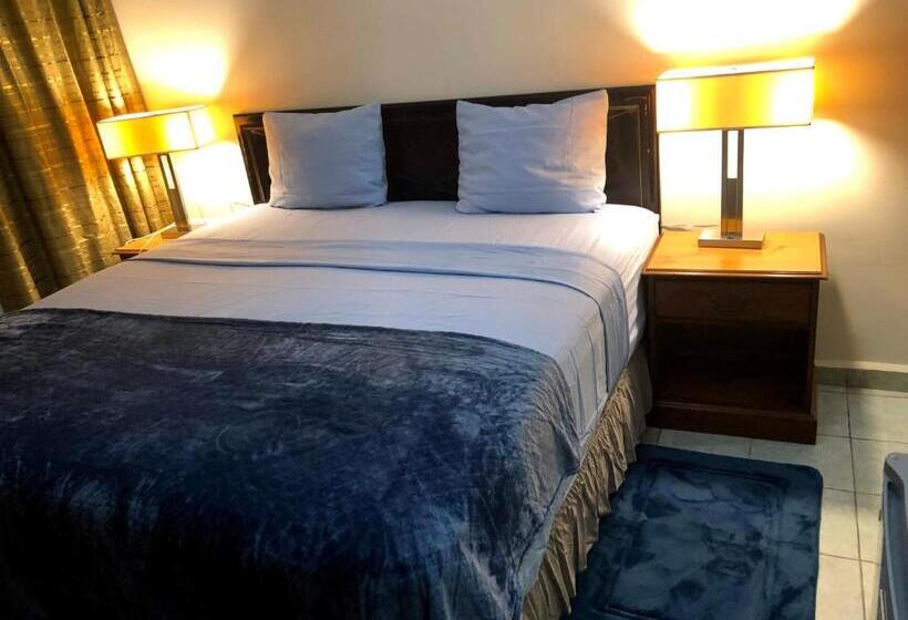 Deluxe Suite King Bed, Mallika Company, Sl