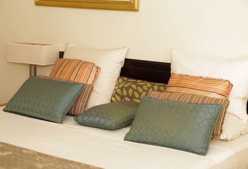 سوییت لوکس, Mallika Company, Sl