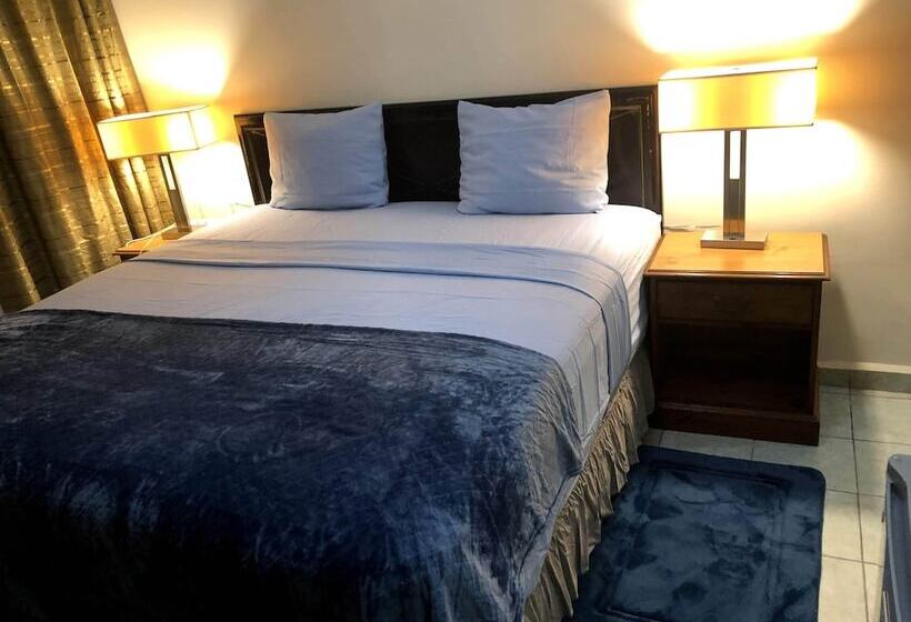 سوییت لوکس, Mallika Company, Sl