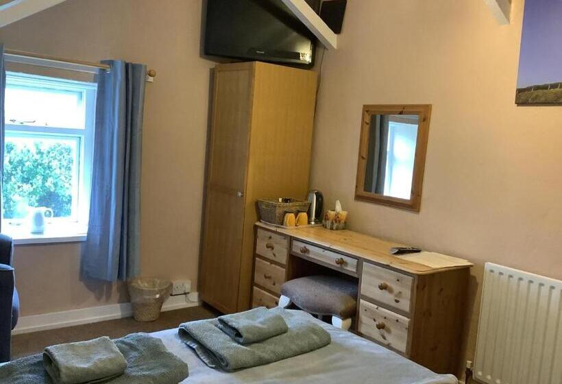 带共用浴室的标准房间, Haelarcher Farmhouse And Helicopter B&b