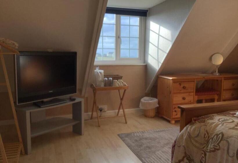 带共用浴室的标准房间, Haelarcher Farmhouse And Helicopter B&b