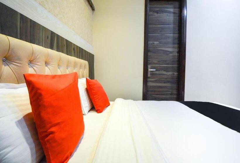 חדר קלאסי לשלושה, Capital O 69624 Hotel Moments Inn