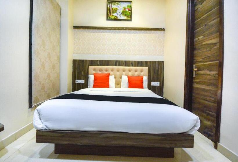 חדר קלאסי לשלושה, Capital O 69624 Hotel Moments Inn