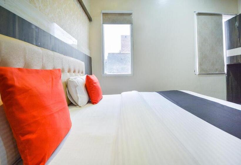 חדר דלוקס לשלושה, Capital O 69624 Hotel Moments Inn