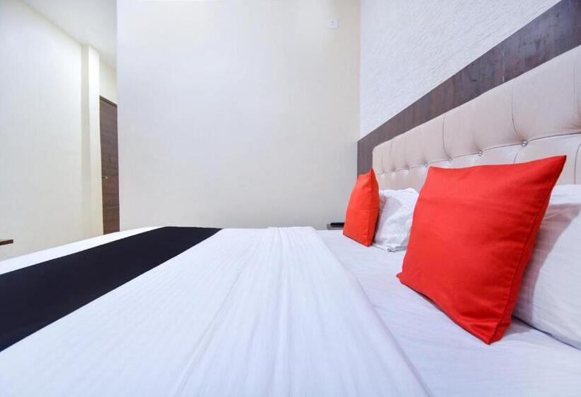 חדר דלוקס לשלושה, Capital O 69624 Hotel Moments Inn