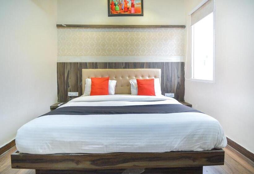 חדר דלוקס לשלושה, Capital O 69624 Hotel Moments Inn