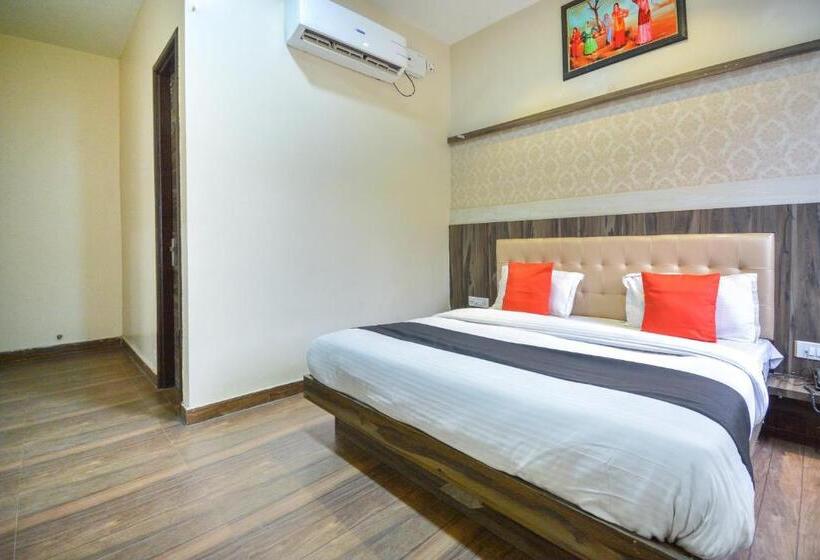 חדר דלוקס לשלושה, Capital O 69624 Hotel Moments Inn