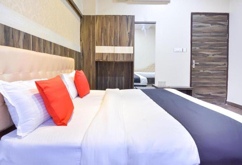 חדר קומפורט לשלושה, Capital O 69624 Hotel Moments Inn