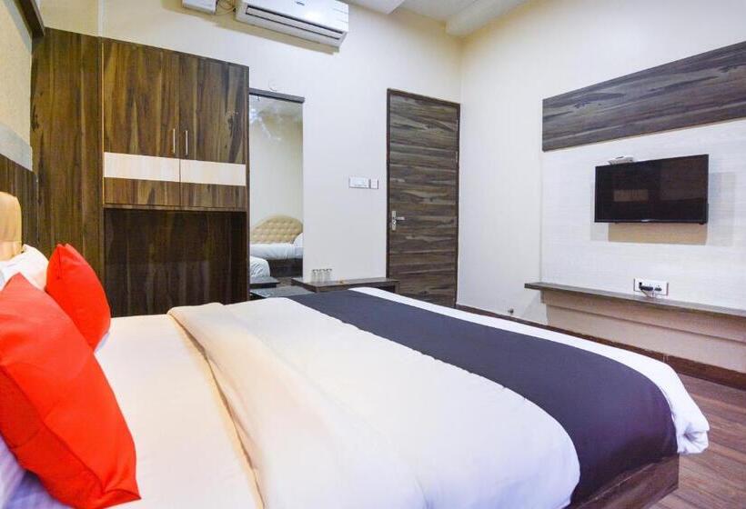 חדר קומפורט לשלושה, Capital O 69624 Hotel Moments Inn