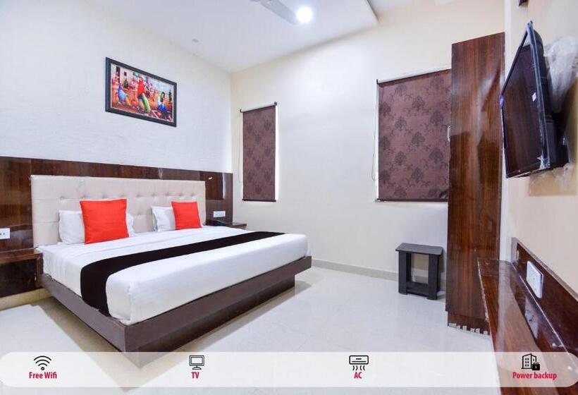 חדר דלוקס לשלושה, Capital O 69624 Hotel Moments Inn