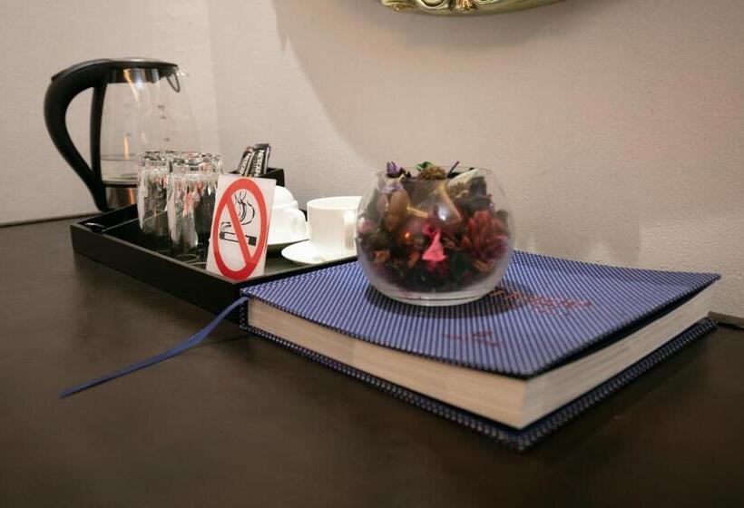 اتاق لوکس با بالکن, The Melva Guest House