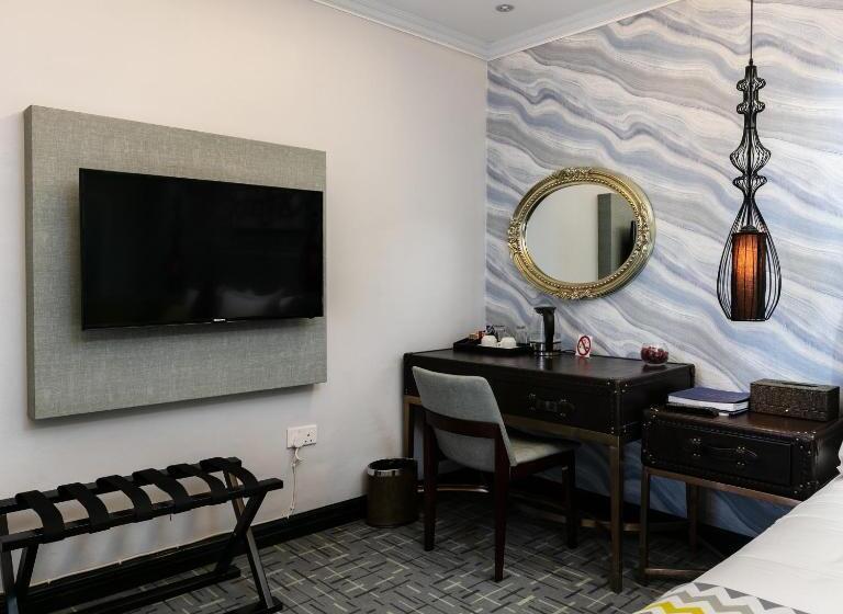 اتاق لوکس با بالکن, The Melva Guest House