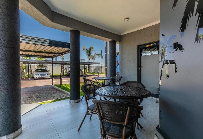 اتاق لوکس با بالکن, The Melva Guest House