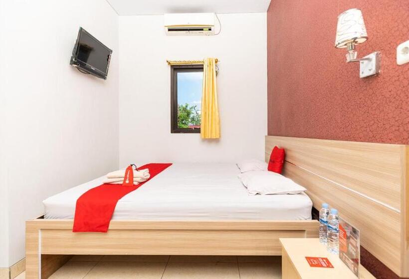 Номер Deluxe, Reddoorz Plus @ Jalan Pumorow Manado