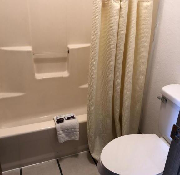 غرفة قياسية ثلاثية, Sumner Motor Inn