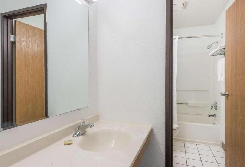 Deluxe Suite King-Size Franciággyal, Super 8 By Wyndham New Stanton