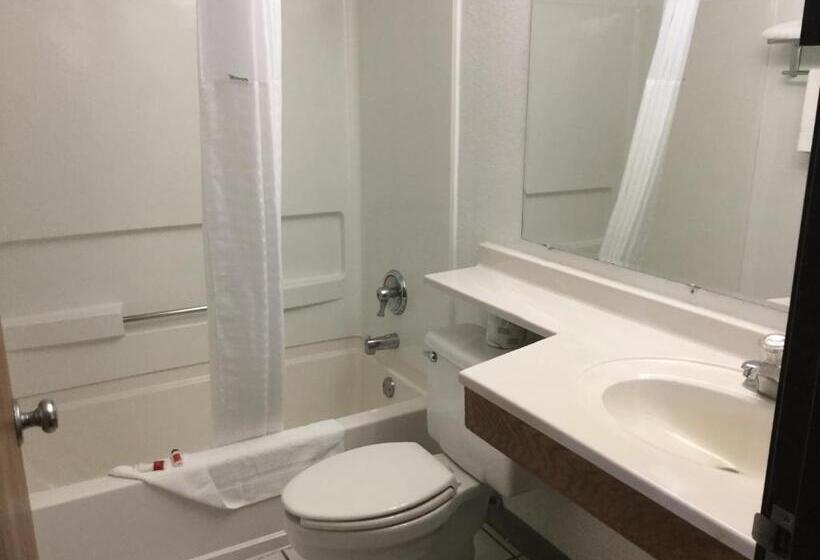 Standard Szoba King Size Bed, Super 8 By Wyndham New Stanton